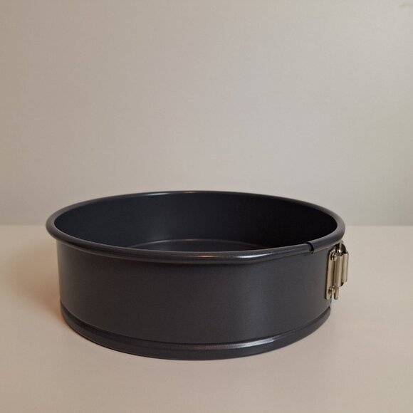 9" Lagostina Non-Stick Springform Cake Pan - Picture 3 of 9